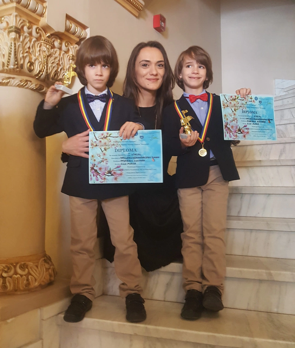 Eleonora Andriescu cu diplome copii